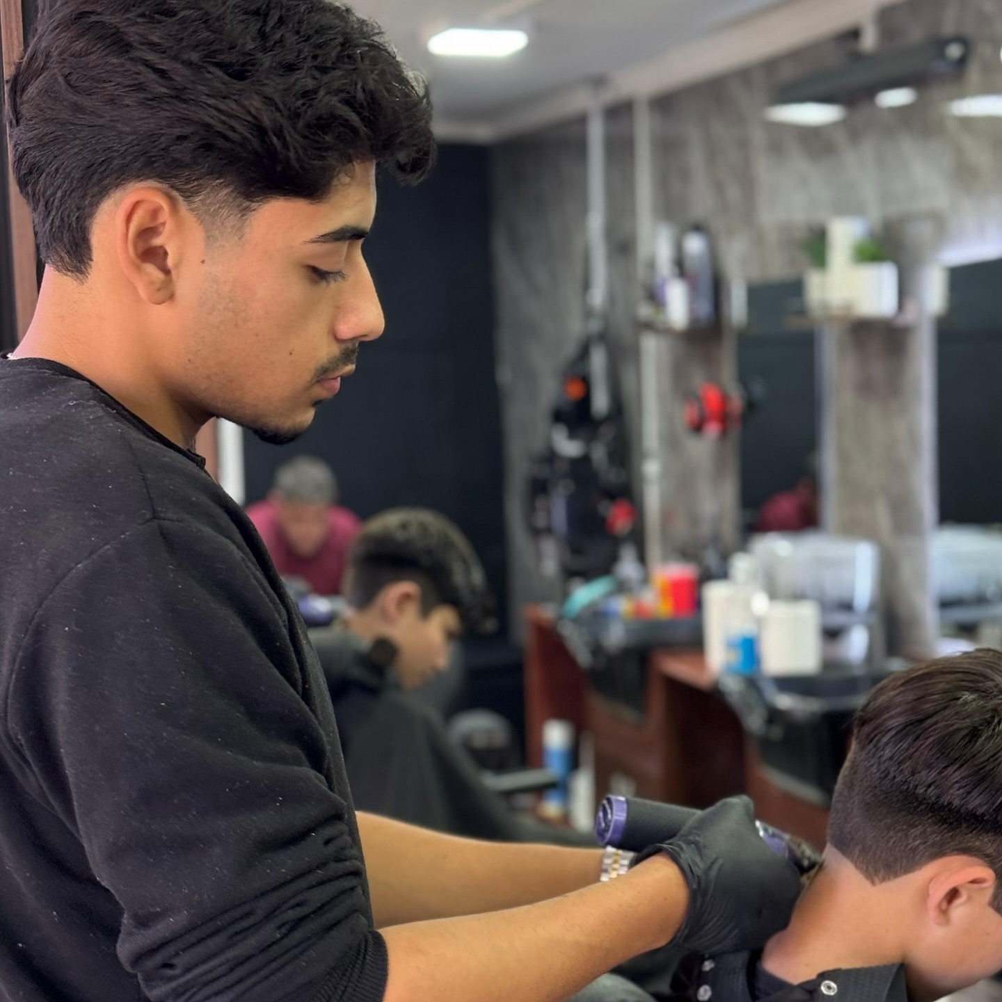 Barbero trabajando en un cliente